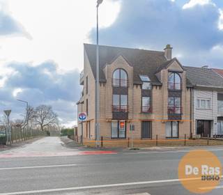 HAALTERT - Dit gelijkvloers appartement is gelegen op wandelafstand van het station van Haaltert. In de nabijheid zijn er verschillende mogelijkheden op vlak van winkels, scholen en openbaar vervoer. De E40 bereik je met de wagen binnen de 5 min.<br /><br />U betreedt het appartement via de inkomhal met apart toilet. Verder beschikt het appartement over 1 volwaardige slaapkamer en nog een kamer die kan dienen als dressing/bureau/eventueel logeerkamer. De nachthal omvat ook een badkamer en een apart toilet. <br />De ruime woonkamer met ramen tot op de grond laat veel natuurlijk daglicht binnen. Aansluitend is er de keuken. Een praktische wasplaats/berging maakt het appartement compleet. <br />Bovendien beschikt dit appartement over een staanplaats en garagebox (15.000€). Deze is verplicht aan te kopen. <br />Mits wat opfrissingswerk kan u van dit appartement een pareltje maken. <br /><br />Ideaal voor eigen bewoning maar zeker ook als investering!<br /><br />Kortom: Bent u op zoek naar een centraal gelegen appartement, ideaal als investering of eigen bewoning? Aarzel dan niet en maak snel uw afspraak!<br />Voor meer info of bezoek 053/60.65.60<br /><br />De vermelde prijs is een richtprijs. Na ontvangst van de biedingen zal de verkoper beslissen of hij/zij de eigendom verkoopt aan het beste bod. De richtprijs is aldus niet bindend voor de verkoper. Voor meer info kunt u ons contacteren of het reglement raadplegen op onze website.