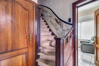 Voor meer info of een bezoek, bel 054 69 39 36 - Op een goede ligging in Denderhoutem bevindt zich deze ruime woning met twee woonentiteiten...