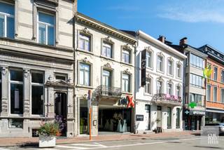 Dit pand van ca. 629 m², verdeeld over meerdere verdiepingen, biedt diverse commerciële mogelijkheden: * Gelijkvloers (ca. 286 m²): ruime...