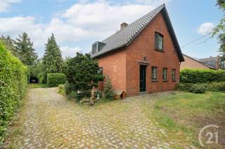 <p>Bent u op zoek naar een instapklare woning op een rustige ligging met vlotte verbinding naar Antwerpen, Hasselt en Leuven? Dan is deze charmante gezinswoning zeker een bezoek waard.</p><p><br />Via de inkomhal met gastentoilet betreedt u de woning. De gezellige leefruimte met salon en eetkamer sluit aan op de keuken en de vernieuwde veranda, die een mooi zicht biedt op de tuin. Op het gelijkvloers vindt u verder een aparte tv-ruimte en een praktische berging/wasplaats.</p><p>Op de eerste verdieping bevinden zich drie slaapkamers, waarvan één met dressing, een bureauruimte en een moderne badkamer met inloopdouche. De ruime kelder biedt tal van mogelijkheden als opslagruimte.</p><p>De prachtige tuin vormt een heerlijke plek om te ontspannen. Het aparte atelier is ideaal voor creatievelingen of als werkruimte om inspiratie op te doen. Daarnaast beschikt de woning over een carport.</p><p>Dankzij de gunstige ligging bevindt u zich op slechts enkele minuten van de autosnelweg, waardoor u snel in Antwerpen en de omliggende steden bent.</p><p><br />EPC: 229 UC: 20260618-0003897057-RES-1</p><p>Wens je een gratis schatting? Vergeet dan geen contact met ons op te nemen!</p><p>Wil jij meer informatie over deze woning? Bel ons dan op 016 90 10 21 of mail naar info@future-home.be.</p><p>Agrarisch gebied – vergunning, verkavelingsvergunning en dagvaarding in aanvraag – voorkooprecht</p>