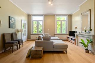 <p><span>Royaal karakterappartement met zicht op de Zoo<br /><br />Op de tweede verdieping van een statige meesterwoning bevindt zich dit bijzonder ruime appartement met een terras van ca. 18 m², voorzien van een zonnetent. Het meer dan 100 jaar oude pand dat vroeger dienstdeed als schrijnwerkerij, ademt nog steeds karakter en combineert dit vandaag met een uitzonderlijk gevoel van ruimte en comfort. </span><span>De plafonds van ruim 3 meter hoog, de eiken parketvloer en de grote raampartijen aan zowel de voor- als achterzijde versterken het authentieke karakter. Tegelijk zorgen de vele ramen voor een overvloed aan natuurlijk licht en een aangename, open sfeer doorheen het appartement.</span></p>
<p><span>Via de inkomhal komt u binnen in de ruime leefruimte, waar de hoge plafonds en royale afmetingen meteen voor een aangenaam ruimtegevoel zorgen. Aansluitend bevindt zich de afzonderlijke keuken die zowel vanuit de leefruimte als rechtstreeks vanuit de inkomhal toegankelijk is. </span><span>Aan de rustige achterzijde bevinden zich twee volwaardige slaapkamers. Het appartement is verder uitgerust met screens en stores, een alarmcentrale en afzonderlijke meters voor water en gas. Ook het dak van het gebouw werd recent in november 2025 volledig gerenoveerd.</span></p>
<p><span>De Ommeganckstraat geniet van een uiterst centrale ligging, recht tegenover de Zoo van Antwerpen en op wandelafstand van het Centraal Station. De Keyserlei, Meir en het bruisende stadscentrum met zijn vele winkels, restaurants en cafés liggen vlakbij. Ook qua bereikbaarheid zit u hier uitstekend, met tal van tram- en busverbindingen en het Centraal Station om de hoek.<br /><br /></span><span><strong>Bijzonderheden:</strong><br />- Asbestveilig<br />- Privatieve kelderberging<br />- Parkeerplaats mee aan te kopen voor € 40.000<br /></span></p>