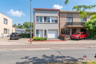 <p><span>WILRIJK | WONING OP TOPLOCATIE MET TWEE SLAAPKAMERS, GARAGE EN RUSTIGE TUIN OP EEN TOTALE GRONDOPPERVLAKTE VAN 158m² | EPC B |</span></p><p><span>Indeling als volgt: gelijkvloers: voortuin + oprit - inkomhal - garage - 2 slaapkamers (18m² en 9m²) - overdekt terras en tuin.</span></p><p><span>Eerste verdieping: woonkamer met véél lichtinval en open, geïnstalleerde keuken met zicht op de tuin - apart toilet - badkamer met ligbad en dubbele lavabo.</span></p><p><span>De woning beschikt over 10 zonnepanelen en rolluiken op het gelijkvloers (handmatig) en 1ste verdieping (elektrisch).</span></p><p><span>Zéér gunstig gelegen vlakbij vele parken, het centrum van Wilrijk, openbaar vervoer, winkels, scholen en uitvalswegen.</span></p>