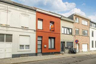 <p><span>Ontdek deze volledig gerenoveerde en instapklare woning, ideaal gelegen in het centrum van Vilvoorde. De woning combineert hedendaags wooncomfort met een praktische indeling, een aangename buitenruimte en tal van mogelijkheden voor wie op zoek is naar een comfortabele gezinswoning.</span></p>
<p><span>In 2024 werden zowel de voor- als achtergevel volledig geïsoleerd en afgewerkt met crepi. Ook de ramen en deuren werden vernieuwd, wat zorgt voor een frisse, moderne uitstraling.</span></p>
<p><span>Een absolute troef is de zeer aangename tuin met terras, waar u in alle rust kunt genieten van zonnige dagen, gezellig kunt tafelen of vrienden en familie kunt ontvangen. Een eigen buitenruimte in het centrum van de stad is een echte meerwaarde.</span></p>
<p><span>De woning beschikt over twee slaapkamers en een mezzanine die perfect kan dienen als derde slaapkamer, bureauruimte of hobbykamer. Daarnaast zijn er twee badkamers aanwezig. Eén van de badkamers kan opnieuw worden omgevormd tot een extra slaapkamer, waardoor u de indeling kunt aanpassen aan uw persoonlijke behoeften.</span></p>
<p><span>Ook parkeren is hier bijzonder praktisch. Vlak om de hoek bevindt zich een parking met plaats voor ongeveer 100 auto's. Bovendien zijn er op minder dan 100 meter nog drie grote parkings beschikbaar. Zo beschikt u over ruime parkeermogelijkheden in de onmiddellijke omgeving.</span></p>
<p><span>Dankzij de centrale ligging bevinden winkels, horeca, scholen, openbaar vervoer en andere dagelijkse voorzieningen zich op korte afstand. U geniet hier van het gemak van het stadsleven, gecombineerd met de rust en privacy van een eigen tuin.</span></p>
<p><span>Een instapklare, gerenoveerde woning met tuin, terras, een flexibele indeling en uitstekende parkeermogelijkheden, pal in het centrum van Vilvoorde. Ideaal voor wie comfortabel wil wonen zonder grote renovatiewerken. Zeker een bezoek waard!</span></p>