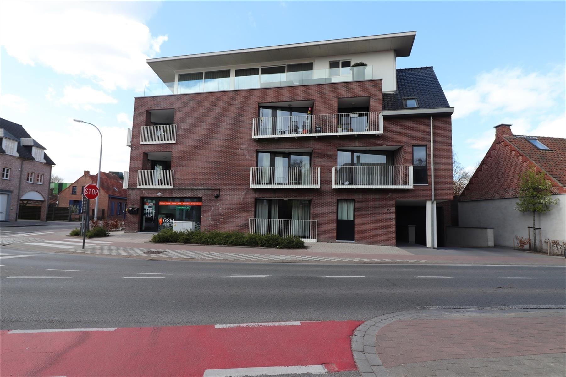 Een ondergrondse autostaanplaats met kelderberging. - foto 2