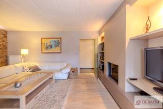 Prachtig gelijkvloers appartement met zwembad en mooie tuin! <br /><br />Bent u op zoek naar een aangenaam gelijkvloers appartement in Voortkapel? Dit appartement combineert ruimte en comfort met een prachtige tuin met gemeenschappelijk zwembad! <br /><br />Binnenin wordt u verwelkomd in de inkomhal welke uitgeeft op de prachtige aangename leefruimte die voorzien is van een parketvloer. In deze leefruimte is er ook nog een gashaard en een bureau aanwezig. Vanuit de leefruimte krijgt u toegang tot de eetruimte en een aansluitende volledig uitgeruste keuken. Deze ruimte geniet van veel natuurlijke lichtinval en van een prachtig uitzicht op de tuin. <br /><br />De eerste slaapkamer is voorzien van een tegelvloer en een ensuite badkamer die uitgerust is met een bad en lavabo. De tweede slaapkamer is voorzien van parketvloer met bureauruimte, een aparte dressing en een ensuite badkamer met een inloopdouche, dubbele lavabo en een toilet. <br /><br />Daarnaast zijn er nog 2 bergruimtes met inbouwkasten aanwezig en nog een grote kelder. <br /><br />Ten slotte is er een aangename, gemeenschappelijke tuin met zwembad en een terras aanwezig, waar het heerlijk vertoeven is in de zomer.<br />U heeft de mogelijkheid om het terras & een deel van de tuin volledig privatief af te sluiten.<br /><br />Achteraan is er nog een dubbele garage aanwezig, met nog een apart toilet. <br /><br />Troeven: <br />+ Instapklaar gelijkvloers appartement <br />+ Alle nodige comfort aanwezig <br />+ 2 volwaardige slaapkamers en 2 badkamers <br />+ Prachtige tuin met zwembad <br />+ EPC B <br />+ EK conform<br /><br />Hebt u interesse in dit prachtig appartement? <br /><br />Contacteer ons via info@debaco.be of op 014/73.77.77 voor een bezoek ter plaatse!