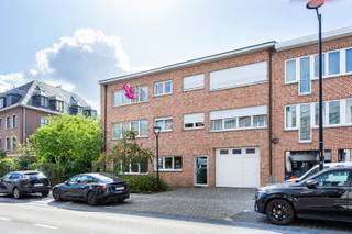 Dit aangename appartement is gelegen op de tweede verdieping van een kleinschalige residentie met lift, in het hart van Hove. Dankzij de centrale ligging bevinden winkels, scholen, horeca en dagelijkse voorzieningen zich op wandelafstand. Ook het station van Hove en de verbindingen richting Antwerpen zijn vlot bereikbaar.<br /><br /><br />Via de inkomhal komen we in de ruime en lichtrijke woonkamer aan de voorzijde. Aansluitend bevindt zich de volledig geïnstalleerde keuken met daarnaast een ruime berging, voorzien van aansluiting voor een wasmachine.<br /><br />Aan de achterzijde bevinden zich twee slaapkamers, die beide rechtstreeks toegang bieden tot het zuidgerichte terras. De badkamer beschikt over een dubbele lavabo en douche. Verder is er een afzonderlijk gastentoilet aanwezig.<br /><br />Een privatieve kelderberging zorgt voor extra opbergruimte. Bovendien bestaat de mogelijkheid om een garagebox aan te kopen voor € 10.000.<br /><br />Een praktisch ingedeeld appartement met aangename buitenruimte, gelegen op een centrale en gegeerde locatie in Hove. Ideaal voor wie comfortabel wil wonen met alle voorzieningen binnen handbereik.<br /><br />Verplichte vermeldingen: <br />EPC: E – 447 kWh/m²/jaar (renovatieverplichting), P-score: A, G-score: A, Stedenbouwkundige inlichtingen: in aanvraag.