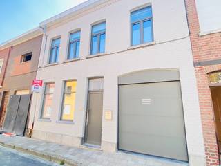 Volledig gerenoveerde woning met 4 slaapkamers, garage, terras en tuinInkomhal met toegang tot de garage.  Grote garage met voorziening voor...