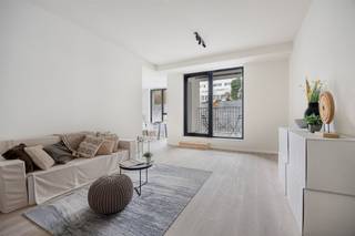 <p><span>APP. SITUÉ AU CENTRE DE LA VILLE. AVEC 2 SLKS + TERRAS <br /><br /></span></p><p><span>A Woluwe-Saint-Lambert, nous trouvons cette belle résidence située dans la Neerveldstraat. Dans les environs, nous trouvons plusieurs établissements d'enseignement, plusieurs supermarchés, Woluwe Shopping, des commerçants locaux, des transports en commun, ... ... Nous sommes à environ quinze minutes du centre ville d'une part, et à proximité des villes environnantes telles que Zaventem et Bruxelles d'autre part. </span></p><p><span> </span></p><p><span>Au rez-de-chaussée de cette nouvelle résidence appelée Twin Falls,  se trouve ce bel appartement de plus de 80m². Nous entrons dans l'appartement par le hall d'entrée qui donne accès aux toilettes séparées et à l'espace de vie. L'espace de vie sert de salon et de salle à manger. Attenante à cet espace, on trouve une cuisine intemporelle et entièrement équipée. En passant par l'espace de vie, on accède au couloir qui dessert les toilettes, une salle de bains entièrement équipée et deux chambres à coucher. Un détail agréable est la présence d'une terrasse.</span></p><p><span> </span></p><p><span>Pourquoi Twin Falls ? </span></p><p><span>- Excellente situation</span></p><p><span>- Présence d'un ascenseur</span></p><p><span>- Offre diversifiée : studio's, appartements avec 1/2 ou 3 chambres à coucher </span></p><p><span>- Une résidence énergétiquement performante et prête pour l'avenir (label EPC A/B, présence de panneaux solaires)</span></p><p><span> </span></p><p><span>Cerise sur le gâteau, une cave/unité, un local à vélos commun et un local à poubelles sont inclus dans le loyer. En outre, il est possible de louer une place de parking en surface/fermée à 125,00 €/mois. </span></p><p><span> </span></p><p><span>Curieux de découvrir ce beau projet de construction neuve ? Demandez plus d'informations ou une visite via <span>info@pillar.estate</span></span><span> ou contactez-nous au 033 695 695 </span>. </p><p><span>A bientôt ! <br />Les</span><span>surfaces mentionnées sont uniquement indicatives. Pillar ne peut être tenu responsable de l'exactitude des données qu'il a fournies. </span></p><p><span> </span></p>