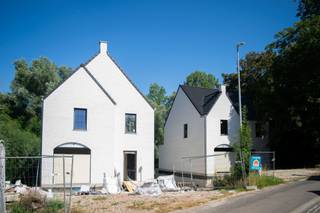 <p><span>De huidige foto's zijn van de linkse woning waar men volop bezig is met het plakwerk. Eens alles is opgeruimd worden er nieuwe foto's geplaatst.</span></p><p><span>Deze prachtige nieuwbouwwoning is gelegen in het charmante Meldert. De woning heeft een E-peil lager dan 20. Ventilatiesysteem D, is voorzien van zonnepanelen en vloerverwarming. Een warmtepomp is mogelijk.</span></p><p><span>Deze woning is perfect voor wie op zoek is naar ruimte en comfort! Met een bewoonbare oppervlakte van 269 m² biedt dit huis voldoende ruimte voor een groot gezin. </span></p><p><span>Bij binnenkomst wordt u verwelkomd in een ruime en lichte woonruimte die naadloos overgaat in een moderne, volledig uitgeruste keuken. De open indeling zorgt voor een uitnodigende en gezellige sfeer, ideaal voor zowel intieme als uitgebreide bijeenkomsten.</span></p><p><span>De woning beschikt over vier ruime slaapkamers, perfect voor elke gezinssituatie. De hoofd slaapkamer is een oase van rust, die zorgt voor een perfecte nachtrust. Met twee moderne badkamers is er geen gebrek aan comfort en luxe. </span></p><p><span>Bovendien beschikt dit huis over één handige garage, ideaal voor uw voertuig of voor extra opslagruimte. Op de oprit kan een tweede of mogelijks derde wagen worden geparkeerd. Het prachtige groene perceel biedt ook veel mogelijkheden voor buitenactiviteiten en ontspanning.</span></p><p><span>Strategisch gelegen in een rustige en groene omgeving, maar toch dicht bij alle noodzakelijke voorzieningen. Dit huis biedt de perfecte balans tussen landelijk wonen en modern comfort. </span></p><p><span> </span></p><p><span>Aarzel niet om deze uitzonderlijke eigendom te ontdekken en u te laten verrassen door alles wat het te bieden heeft!</span></p><p><span> </span></p>