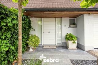Op het einde van een doodlopende straat ligt deze verzorgde villa in een rustige woonomgeving.<br /><br />Via de inkomhal met ingemaakte vestiaire en gastentoilet wordt u verwelkomd in de woning. Van daaruit komt u terecht in de lichtrijke leefruimte, waar de grote raampartijen zorgen voor een aangenaam ruimtegevoel en een mooi zicht op de tuin. Aansluitend bevindt zich de volledig ingerichte open keuken met onder andere een vaatwasser, oven, microgolfoven, stoomoven, keramische kookplaat en een amerikaanse koelkast. De gezellige ontbijthoek en de ingemaakte berging maken het geheel compleet.<br /><br />Verder beschikt het gelijkvloers over een inkomhal die toegang geeft tot twee slaapkamers, een eerste badkamer en een ruime garage van 26 m² met automatische poort. Op de oprit is bovendien plaats voor meerdere wagens.<br /><br />Deze praktische indeling maakt de woning uitermate geschikt voor wie wonen en werken wil combineren of het comfort van gelijkvloers wonen weet te appreciëren.<br /><br />Op de verdieping bevinden zich nog twee ruime slaapkamers, waarvan één uitgeeft op een zonnig, zuidgericht dakterras. Daarnaast is er een tweede badkamer aanwezig, wat extra comfort biedt voor gezinnen of gasten.<br /><br />Deze tijdloze villa combineert een praktische indeling, veel natuurlijk licht en een uitstekende ligging in een rustige, residentiële buurt. Een ideale thuis voor wie op zoek is naar ruimte, comfort en een vlot bereikbare locatie.<br /><br /><strong>Ook wild geworden van deze thuis?<br />Twijfel dan niet langer en leg vandaag nog uw bezoek vast!</strong>