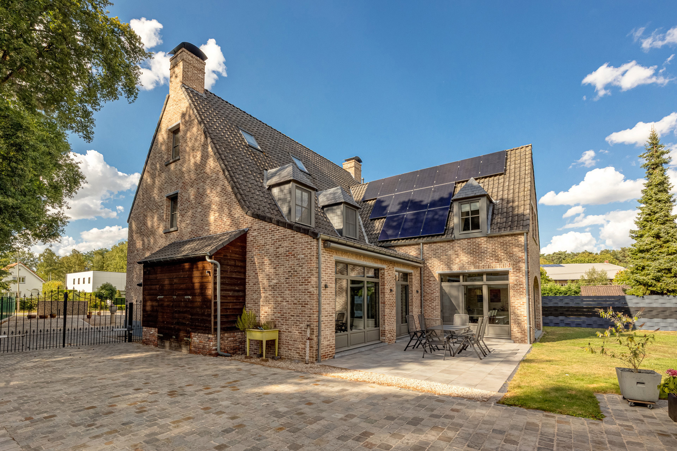 Ruime, energiezuinige villa met polyvalent bijgebouw op een perceel van 1.312m². - foto 1