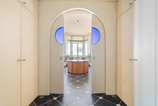 Instapklare loft-studio met adembenemend zeezicht – Residentie Palace<br />Op de eerste verdieping van het prestigieuze gebouw Residentie Palace bieden wij deze stijlvolle loft-studio te koop aan. Geniet van een subliem uitzicht op zee, duinen en de haven – een unieke locatie die rust en ruimte uitstraalt (gevel breedte van 9 meter). <br />De studio is smaakvol ingericht en omvat:<br />•Een inkomhal met ingemaakte kasten voor extra opbergruimte<br />•Grote schuifdeuren geven toegang tot de lichtrijke leefruimte met zithoek<br />•Een volledig uitgeruste open keuken voorzien van alle nodige toestellen<br />•Een moderne badkamer met douche, lavabo en toilet<br />•Apart gastentoilet <br />De volledige inrichting is inbegrepen in de prijs en bestaat uit kwalitatieve designmeubelen die perfect passen binnen de stijlvolle loft-uitstraling van de studio.<br />Daarnaast beschikt het gebouw over gemeenschappelijke voorzieningen zoals een fietsenstalling en een afvalruimte.<br />Troeven:<br />•Uitzonderlijk zicht op zee, duinen en haven<br />•Hoogwaardige afwerking en inrichting<br />•Centrale ligging in een iconisch gebouw<br />•Instapklaar<br /><br />Mogelijkheid tot aankoop van grote "wijnkelder" berging, elektriciteit en stopcontacten zijn reeds vernieuwd. De kelder heeft een oppervlakte van +/- 56m².