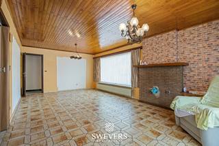 Voor meer info en foto’s, surf naar www.swevers.be – Vrijstaand wonen op een ruim en zuidgericht perceel, met alle leefruimtes op het gelijkvloers en volop mogelijkheden om de woning naar eigen smaak te renoveren. Bosstraat 20 in Koersel werd gebouwd in 1974 en beschikt over een bewoonbare oppervlakte van 112 m². Via de inkomhal bereik je het afzonderlijke toilet en de woonkamer van 29,20 m², met voldoende plaats voor een gezellige zit- en eethoek. Aansluitend bevindt zich de aparte keuken van 10,50 m², die rechtstreeks toegang geeft tot een ruime berging. De woning telt drie slaapkamers van 10,50 m², 9 m² en 7,20 m². Daarnaast is er een badkamer en bevinden alle belangrijke functies zich comfortabel op één niveau. Extra opbergruimte vind je op de zolder van ongeveer 45 m². Een belangrijke troef is het ruime perceel van 10a 85ca met zuidelijke oriëntatie. Hier is volop plaats voor een groot terras, speelruimte, moestuin of groene tuinzones.Ook de ligging is praktisch, met openbaar vervoer op circa 300 meter, restaurants vanaf 350 meter en scholen op ongeveer 1,5 km. Winkels en ontspanning bevinden zich op circa 2 km. Een interessante renovatiekans voor wie ruimte, een gunstige tuinoriëntatie en een vrijstaande woning zoekt. Voor meer informatie, bel 011 255 155. Bron bewoonbare oppervlakte: EPC – verslag. Dit pand is onderworpen aan de renovatieverplichting van de Vlaamse overheid voor residentiële gebouwen (behoudens bij sloop binnen 5 jaar na de aankoop). Consulteer voor meer informatie de website van het Vlaams Energie- en Klimaatagentschap via https://www.vlaanderen.be/een-huis-of-appartement-kopen/renovatieverplichting-voor-residentiele-gebouwen.