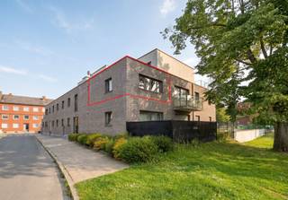 Situé au coeur de Tubize, Au premier étage d'un bel immeuble récent, superbe studio lumineux. Il se compose d'un hall d'entrée de 5 m² vers le...