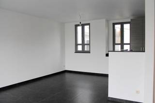 Duplex nieuwbouwappartement van 2010 pal in het centrum van Tienen. Grote markt, station, winkels, scholen, bushalte, ... te voet...