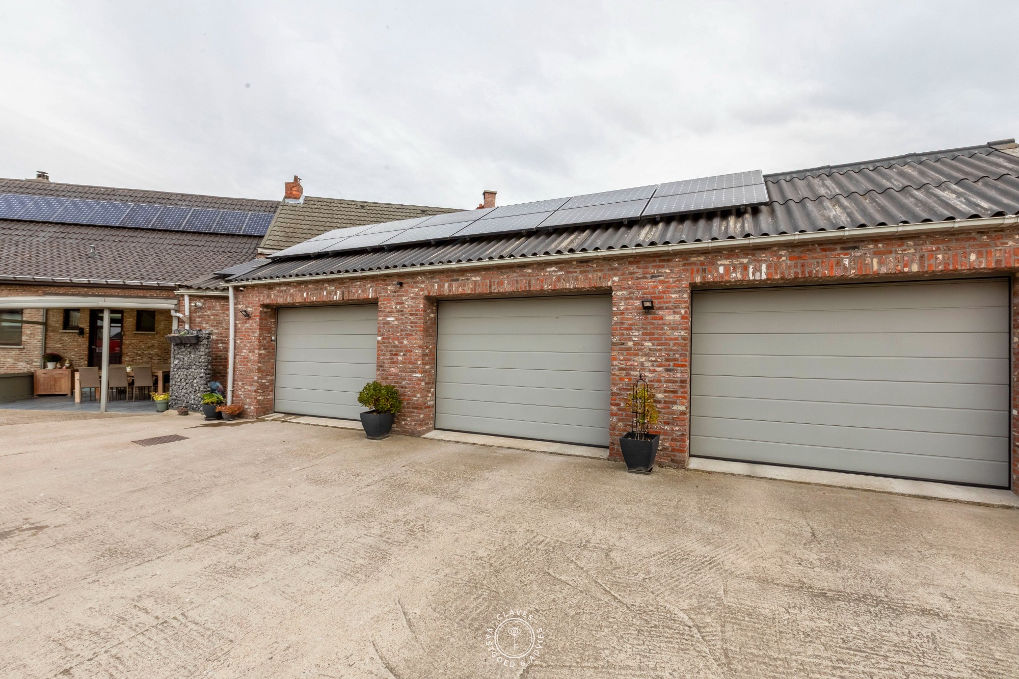 Charmante en ruime woning met 4 slaapkamers en 3 garages - foto 3