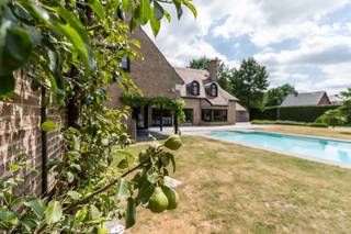 In de prestigieuze villawijk Sterrebos wacht deze uitzonderlijke designvilla, een architecturaal meesterwerk van Bart Moors en Bart Lens. Met een bewoonbare oppervlakte van 578 m², een hoogwaardige afwerking en uitsluitend topmaterialen biedt deze woning een unieke combinatie van luxe, comfort en tijdloze elegantie.<br /><br />De villa bevindt zich op een volledig omheind perceel van ca. 31 are, samengesteld uit drie bouwgronden, met een straatbreedte van maar liefst 60 meter. De groene, residentiële omgeving garandeert maximale privacy, terwijl het centrum van Hasselt vlot bereikbaar is.<br /><br />Lichtrijke leefruimtes, een stijlvolle open haard, een afzonderlijk bureau en een indrukwekkende leefkeuken met premium inbouwtoestellen vormen het hart van de woning. De villa beschikt over vijf ruime slaapkamers en drie luxueuze badkamers, waaronder een gelijkvloerse master suite met dressing en ensuite badkamer.<br /><br />Ook buiten is het genieten: een schitterend aangelegde tuin met infinity pool, royale zonneterrassen, een vijver met watervallen en een vrijstaande garage van ca. 110 m² maken dit domein compleet. Dankzij onder meer airconditioning, dubbele cv-installatie, zonnescreens, camerabewaking en een uitgebreid alarmsysteem verkeert deze exclusieve eigendom in absolute topstaat.<br /><br />Een zeldzame kans voor wie op zoek is naar een luxueuze villa met uitstraling, ruimte en een uitzonderlijk ontwikkelingspotentieel.<br /><br />Voor meer informatie of een bezoek ter plaatse, contacteer uw vastgoedmakelaar Cédric Larbie, via 0496 20 59 58 of cedric.larbie@dewaele.com.<br /><br />Bestuursmaatregelen in het maatregelenregister: nee