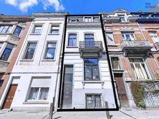 <p>Prachtige CASCO-woning met groot potentieel, ideaal gelegen in de wijk LOUISE/Vijvers van Elsene.<br />De woning biedt een bewoonbare oppervlakte van ±240 m² en beschikt over een Engelse koer, een tuin en een atelier.</p>
<p><strong>Typisch profiel:</strong> koper die de werken wenst af te werken en het pand naar eigen smaak wil inrichten.</p>
<p>De ruwbouw werd reeds uitgevoerd volgens de regels van de kunst (details beschikbaar op aanvraag), met een afgeleverde stedenbouwkundige vergunning (beschikbaar op aanvraag).<br />Een deel van het materiaal is reeds aangekocht en inbegrepen in de verkoop.</p>
<p>De woning zou als volgt ingedeeld worden:</p>
<p><strong>Kelder:</strong> kelder/opslagruimte, atelier ±30 m² (gerealiseerd met vergunning), wc, technische ruimte met aparte tellers, douchekamer en Engelse koer (veel licht). Mogelijkheid tot slaapkamers op dit niveau.<br /><strong>Gelijkvloers:</strong> gastenkamer/bureau, leefruimte en gang met toegang tot een oase van rust: de tuin.<br /><strong>1e verdieping:</strong> apart toilet, woonkamer, eetkamer, keuken en balkon.<br /><strong>2e verdieping:</strong> 2 slaapkamers, waarvan één met toegang tot een plat dak/terras, evenals een badkamer.<br /><strong>3e verdieping:</strong> 4e slaapkamer, dressing, douchekamer.</p>
<p><strong>Vergunning afgeleverd voor:</strong> aanleg van een Engelse koer, heropbouw van een bijgebouw, verhoging van de achtergevel, bouw van een dakkapel, vervanging van het buitenschrijnwerk aan de voorgevel en uitvoering van structurele werken.</p>
<p><strong>Reeds uitgevoerde werken:</strong> stabiliteitsstudie, funderingen, vloerbekleding, injecties in de kelder, aankoop van raamkozijnen (plaatsing achtergevel nog te voorzien), isolatie van de voorgevel, gedeeltelijke dakisolatie, installatie van meters, leidingen en elektrische bekabeling, aanleg van de Engelse koer, installatie van VELUX-ramen, aankoop van radiatoren (plaatsing nog te voorzien), behandeling van balken, enz.</p>
<p>Volledige lijst, offertes, 3D-plannen en documentatie beschikbaar op aanvraag.</p>