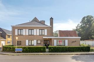Ruim huis te koop in Elverdinge met vijf kamers en drie garages op een mooi stuk grond. Gelegen in de Vlamertingestraat 42 in de dorpskern op een boogscheut Ieper, Poperinge en Vlamertinge. De woning heeft twee gelijkvloerse slaapkamers en een gelijkvloerse badkamer wat gelijkvloers wonen mogelijk maakt. Ook interessant voor een vrij beroep door de indeling en het aantal kamers!<br />EPC verbetert drastisch bij het isoleren van het dak of de zoldervloer!<br /><br />INDELING<br />Gelijkvloerse verdieping: Inkomhal met apart toilet - zuidwest gerichte woonkamer met houthaard en aansluitende ruime leefkeuken, beide met toegang tot het terras en de tuin - gerenoveerde badkamer met inloopdouche - twee gelijkvloerse slaapkamers - ruime inpandige garage.<br /><br />Eerste verdieping: Twee ruime slaapkamers en ruimte voor een extra kamer mits het plaatsen van een extra wand in de royale nachthal - ruime zolder te bereiken via luik.<br /><br />Buiten: De woning beschikt verder nog over een leuke zuidgerichte tuin, twee externe garages en een leuke moestuin. <br /><br />TOEVEN<br />Centrale locatie <br />Vlot bereikbaar <br />Gelijvloers wonen mogelijk <br />Veel garage en parkeerruimte <br />Goede visibiliteit en indeling voor vrij beroep<br />CV op aardgas <br /><br /><br />Dit pand is onderworpen aan de renovatieverplichting van de Vlaamse overheid voor residentiële gebouwen (behoudens bij sloop binnen 5 jaar na de aankoop). Consulteer voor meer informatie de website van het Vlaams Energie- en Klimaatagentschap via https://www.vlaanderen.be/een-woning-kopen/renovatieverplichting-voor-residentiele-gebouwen<br /><br />Bestuursmaatregelen in het maatregelenregister: nee<br /><br />Deze AI-visualisaties zijn bedoeld als inspiratie. Er werd geen rekening gehouden met technische specificaties, stedenbouwkundige voorschriften of de concrete mogelijkheden tot realisatie.
