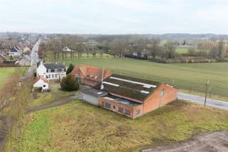 Zowel Waarschoot als Zomergem is op enkele minuten rijden. Winkels en vrije tijd zijn dus vlakbij.Met een totale perceelsoppervlakte van 4.394 m²...