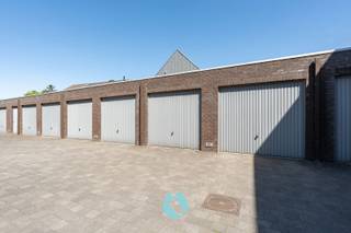 In de Kapellestraat (residentie Ianie) is deze garagebox (nr. 6) beschikbaar voor verkoop.Omvattende een kantelpoort alsook elektriciteit...