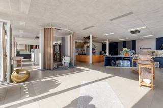 Dit uitstekend onderhouden handelspand met ruim appartement is gelegen op een centrale en goed bereikbare locatie nabij het centrum van Bottelare. Het pand combineert een instapklare commerciële ruimte van ca. 284 m² met een verzorgd appartement van ca. 292 m²<br /><br />Oppervlaktes:<br />- Perceel: 1.768 m²<br />- Winkel: 284 m²<br />- Inpandige dubbele garage: 93 m²<br />- Appartement: 292 m²<br />- Garage in bijgebouw: 44 m²<br /><br />Specificaties:<br />- Hoekperceel met mooie visibiliteit<br />- Grote parking en achterliggende tuin<br />- De winkel en het appartement hebben een aparte toegang<br />- Bij de winkelruimte horen een apart bureau, atelier, douche en wc<br />- Het zeer ruime en verzorgde appartement beschikt over 4 slaapkamers, een ruime living met open keuken, een toilet, een wasplaats, een bergruimte, een ruime badkamer en een groot zuid gericht terras.<br />- Buiten zonwering op de zuidkant<br />- Airco in 2 slaapkamers<br />- Alarmsysteem<br />- Verwarming met aardgas<br /><br />Dit pand kan onderhevig zijn aan de renovatieverplichting die door de Vlaamse overheid wordt opgelegd voor niet-residentiële gebouwen. Consulteer voor meer informatie de website van het Vlaams Energie- en Klimaatagentschap via https://www.energiesparen.be/nr/renovatieverplichting.<br /><br />Bestuursmaatregelen in het maatregelenregister: nee