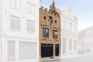 Deze gezellige woning met authentieke gevel genaamd Klein Vlaenderen, het voormalig koetshuis van Groot Vlaenderen, is fantastisch gelegen op wandelafstand van de markt. Een kleinschalige woning mét garage groot genoeg voor een normale stadswagen. Tevens een stevige constructie dankzij een totaalverbouwing in de jaren 60. <br /><br />Indeling als volgt; <br />Gelijkvloers: Inkomhal, garage<br />1ste verdieping: Living met eetplaats en keuken<br />2de verdieping: Slaapkamer met badkamer<br /><br />Elektriciteit conform. <br /><br />Kortom een stadswoning met garage op schitterende locatie ideaal als 2de verblijf, investering, gebruik van garage voor woning in nabijheid, enz... <br /><br />Contacteer Nathan voor een bezoek of meer informatie:<br />0471 49 45 39<br />nathan.peellaert@albert.immo