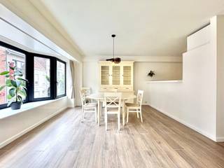 Comfortabel en lichtrijk appartement op de eerste verdieping in residentie Florence, nabij het stadscentrum en het station; Lift in het gebouw; oppervlakte van 77 m²; Centrale locatie met gunstige verbindingen naar autostrade alsook dichtbij winkels, openbaar vervoer en scholen; Indeling appartement: inkomhall met apart toilet; Ruime living met plaats voor salon en eetplaats, halfopen keuken met vaatwas, afzuigkap, elektrische kookplaat, oven, dubbele gootsteen met druiprek en koelkast; Videofonie; Leuk zuidgericht terras met groenzicht, en buitenberging; Badkamer met ligbad/-douche in één, dubbele wastafel met meubel, muurkast voor wasmachine, hangradiator; 2 slaapkamers achteraan waarvan 1 met doorgang naar het zuidterras; Overal dubbele beglazing in hout; Centrale verwarming op elektrische accumulatoren; EPC 307 kWh/m²jaar/ Label D, geen renovatieplicht - zonnepanelen mogelijk en toegelaten op het platte dak; Zeer ruime kelderberging met opbergrekken en een stopcontact; Asbestveilig attest; Beschikbaar: bij akte na betaling; Verkoop onder registratierechten/ geen BTW; Vp Appartement + kelder + Garage: 269.000 €; Gunstige kostenstructuur mbt de algemene delen gebouw; Info en bezoek: info@elet.immo.