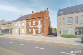 Ontdek deze ruime halfopen bebouwing in Boezinge, op slechts 10 minuten van Ieper. Met 255 m² bewoonbare oppervlakte biedt deze te renoveren woning heel wat mogelijkheden om een gezellige gezinswoning naar eigen smaak te creëren.<br /><br />De woning beschikt over vier slaapkamers en twee badkamers, waardoor er ruimte is voor het hele gezin. Dankzij de praktische indeling en de toegang langs de zijkant geniet je van extra mogelijkheden. Buiten kan je ontspannen in de tuin of op het terras. Bovendien zijn er een garage en parkeermogelijkheden achteraan de woning.<br /><br />Gelegen in Boezinge, op korte afstand van Ieper, combineert deze eigendom een rustige woonomgeving met een vlotte bereikbaarheid. Ben je op zoek naar een ruime woning die je volledig naar eigen wensen kan inrichten? Dan is dit huis zeker een bezoek waard.<br /><br />Interesse? Contacteer René van Immo Francois en ontdek zelf de mogelijkheden van deze woning. We helpen je graag verder bij je zoektocht naar vastgoed in Ieper en omgeving.<br /><br />Denk je eraan om je woning te verkopen? Neem contact op met René van Immo Francois, gevestigd in de Rijselstraat 25 in Ieper, voor een vrijblijvende gratis schatting via renedemonie@gmail.com.<br /><br />