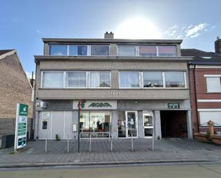 Deze recent ingerichte kantoorruimte van ca. 120 m² bevindt zich op het gelijkvloers van een voormalig Argenta-bankkantoor aan de Morekstraat te Gent.<br /><br />Het pand omvat een representatieve inkomhal met balie, een ruim landschapskantoor, twee aparte burelen met maatkasten, een kitchenette en twee sanitaire ruimtes.<br />Daarnaast beschikt het kantoor over airconditioning, een alarmsysteem en een ruime archiefkelder van ca. 50 m².<br /><br />Achteraan het gebouw bevinden zich 4 privatieve parkeerplaatsen.<br /><br />Uitstekend gelegen nabij de R4, Evergemsesteenweg en Wiedauwkaai, met een vlotte verbinding naar Gent en de haven.<br /><br />Onmiddellijk beschikbaar.<br /><br />Een ideale locatie voor ondernemingen die op zoek zijn naar een professionele en vlot bereikbare werkplek.