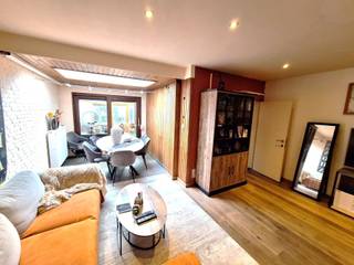 <p><span>INSTAPKLARE RIJWONING MET AANGENAME TUIN AAN DE STADSRAND VAN GENT</span></p><p><span> </span></p><p><span>Deze gerenoveerde woning wacht op u , en uw dromen... </span></p><p><span>Werd in 2014 grondig gerenoveerd en 2020 (dak).</span></p><p><span> </span></p><p><span>INDELING : </span></p><p><span>GLVL :</span><span> Inkom met links toegang tot de garage, rechtdoor komt u in de leefruimte.</span></p><p><span>Deze lichtrijke leefruimte is eetplaats en living inéén, met toegang tot de tuin.</span></p><p><span>Aansluitend de ingerichte keuken met aparte kleine berging, alsook een bezoekersWC. De keuken is voorzien van afzuigkap, kookfornuis met elektrische oven, spoelbak en de nodige kasten.</span></p><p><span>Vanuit de keuken heeft u toegang tot de tuin.</span></p><p><span> </span></p><p><span>Mooie trap in beukenhout naar 1e verdieping.</span></p><p><span> </span></p><p><span>1e VERDIEPING : </span></p><p><span>Overloop. Toegang tot 2 slaapkamers en de badkamer.</span></p><p><span>De betegelde badkamer is voorzien van ligbad, dubbele lavabo, WC en de nodige hangkasten.</span></p><p><span> </span></p><p><span>2e VERDIEPING (ZOLDER)</span></p><p><span>De zolder is nog niet ingericht, maar heeft mogelijkheid tot 2 extra kamers.</span></p><p><span>Hoge plafondhoogte.</span></p><p><span> </span></p><p><span>Verdere extra's :</span></p><p><span>* de diepe tuin achteraan met Westen oriëntatie. Tuinberging</span></p><p><span>* de inpandige garage met automatische poort met afstandsbediening</span></p><p><span>* kleine droge kelder</span></p><p><span>* waterverzachter</span></p><p><span>* condenserende gasketel</span></p><p><span> </span></p><p><span>Overal dubbele beglazing in kunststofprofielen.</span></p><p><span>Elektriciteitskeuring (EK) : conform en geldig tot 2041.</span></p><p><span> </span></p><p><span>Op fietsafstand van Gent met nabijheid winkels, OV.</span></p><p><span>Anderzijds heeft u ook een vlotte verbinding met Gent via Ring R-4.</span></p><p><span> </span></p><p><span>Grond opp. : 180 m² </span></p><p><span>Bewoonbare opp. : +/- 160 m² </span></p><p><span>EPC : 243 kWh/m² UC 3007123-RES-1. </span></p><p><span>Wg/Vg/Gom/Gvkr/Vvg</span></p><p><span>Asbestveilig</span></p><p><span> </span></p><p><span>Vraagprijs: 385.000 € </span></p><p><span>Ligging pand: Pasteurstraat 59 te 9070 Destelbergen.</span></p><p><span> </span></p><p><span>Beschikbaarheid: na verlijden akte.</span></p><p><span> </span></p><p><span>Bezoeken: enkel mogelijk via telefonisch afspraak via Immo-Eden op het nummer 09 222.00.63 .</span></p><p><span> Interesse in dit pand: aarzel dan niet telefonisch contact op te nemen met onze kantoren</span></p><p><span> </span></p><p><span> </span></p><p><span> </span></p>
