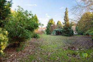 <p><span>Deze unieke woning is gelegen in een rustige straat in Haren, ideaal gelegen nabij uitvalswegen richting Brussel en de Ring.</span><span> </span><span>Het pand beschikt over een aantal uitmuntende troeven die het tot een zeldzame opportuniteit maken.</span></p><p><span>Een van de grootste pluspunten is de ruime loods van 150 m², ideaal als opslagruimte voor materiaal of als multifunctionele ruimte. De loods biedt tevens directe doorgang naar een magnifieke, koninklijke tuin van maar liefst 14,9 are. In de tuin bevindt zich een op te frissen buitenbar en een plek met potentieel voor een bijkomende buitenfunctie.</span><span> </span><span>Het gelijkvloers bestaat uit een ruime inkomhal van 13,5 m² en een praktische wasplaats van 14 m², die toegang geeft tot de berging/kelder van 29 m².</span><span> </span><span>De eerste verdieping is momenteel ingericht als een éénslaapkamerappartement van ongeveer 65 m², terwijl de tweede verdieping bestaat uit twee gelijkwaardige studio’s van elk circa 25 m², ideaal voor kangoeroe wonen of cohoussing</span><span> </span><span>Dankzij de combinatie van ruime binnen- en buitenruimtes, de strategische ligging en de veelzijdige indeling, biedt deze woning tal van mogelijkheden voor gezinnen of creatieve woonconcepten.</span></p><p><span><br /><br /></span></p><p><span> </span></p>