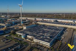 Modern veelzijdig industriegebouw met zeer goede ligging vlakbij de oprit Geel-Oost-West E313. <br />Het gebouw is opgesplitst in diverse ruimtes: <br /><br />- kantoor 810m² (400 m² gelijkvloers  - 400 m² verdiep)<br />- magazijn 5231m² met 2 laad- en losperrons en 1 poort<br />- kantoor 1400m² (400m² gelijkvloers &amp; 900m² verdiep)= opsplitsbaar<br />- magazijn 510m² met 1 laad- en losperron<br />- kantoor 94m² - magazijn 3524m²<br />- magazijn 1404m² (= hoge hal) met 3 laad- en losperrons<br />- magazijn 500 m²<br /><br />Alle magazijnen kunnen onderling verbonden worden wat een magazijn van 10.000m² creëert. Bij de kantoren kan er bekeken worden of er aparte verhuring georganiseerd kan worden indien gewenst. <br /><br />Het gebouw is voorzien van 3 poorten, sanitair,  een eetruimte en keuken en alle benodigde nutsvoorzieningen. Er zijn zonnepanelen aanwezig. <br /><br /><br />Kantoren: 90 euro/m² op jaarbasis = 7,5 euro/m² op maandbasis<br />Magazijnen: 40 euro/m² op jaarbasis = 3,4 euro/m² op maandbasis<br /><br />Kosten op basis van voorschot zijn 0,85 euro per m² per maand.<br />De buitenstockageprijs is 1,20 euro per m² op basis van de bestaande condities.<br /><br />Ideaal voor bedrijven op zoek naar een functionele en complete werkruimte.<br /><br />Heeft u interesse? Contacteer ons via het nummer 014 58 02 08.