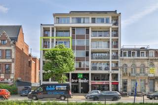 Pal in het commerciële centrum van Mortsel bieden wij u ruim en zeer goed onderhouden appartement (87m²) aan met 2 slaapkamers en 2 terrassen...