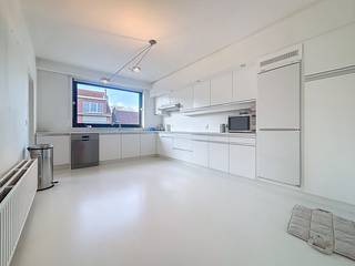 Centraal gelegen 3-slaapkamer appartement in een klein gebouw zonder lift.  Door de uiterst goede ligging kan je van hieruit alle winkels te...