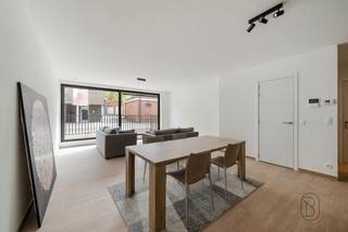 Op de hoek van de Kortrijkstraat en de Harelbeekstraat, vind je residentie Sint-Amandus: een prachtig nieuwbouwproject met 23 appartementen en 2 handelsruimtes. - Reeds 50% verkocht! - Dankzij de centrale ligging vlak bij de markt geniet je hier van alle voorzieningen binnen handbereik – van bakker en slager tot gezellige eetgelegenheden en winkels.<br /><br />De appartementen zijn ruim, licht en afgewerkt met duurzame kwaliteitsmaterialen. Grote raampartijen zorgen voor overvloedig daglicht en geven uit op een prachtige, groene binnentuin. De zonnige terrassen (tot wel 36 m²) bieden een heerlijke plek om te ontspannen met zicht op deze oase van rust.<br /><br /><br />Enkele sterke troeven:<br />- afwerking volledig naar eigen smaak en voorkeur<br />- energiezuinig en duurzaam<br />- mogelijkheid tot aankoop van een ondergrondse autostaanplaats met laadpunt<br />- winkels en faciliteiten op wandelafstand<br />- prachtige binnentuin als groene long<br /><br />✨ Bovendien kan je bij aankoop van dit appartement genieten van het verlaagde btw-tarief van 6% – een unieke kans om betaalbaar te investeren in kwalitatief wonen!<br /><br />Reserveer nu één van de laatste plaatsen:<br />📞 Guido – 0475 70 36 19