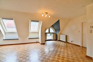 ***NIEUWE PRIJS***Dit <strong><span>instapklare één</span></strong>-slaapkamerappartement is gelegen in het hart van Sint-Truiden, op wandelafstand van alle voorzieningen, vlak achter de Grote Markt. Het appartement is gelegen op de 3de verdieping van residentie Belvista in de Beekstraat.<br /><br />We betreden het appartement via de inkomhal, met apart gastentoilet. Vanuit de inkomhal komen we terecht in de L-vormige leefruimte met open keuken. De open keuken is voorzien van een keramische kookplaat, een dampkap, een dubbele spoelbak en een vrijstaande koelkast met diepvries. Het appartement geniet van veel lichtinval dankzij de grote dakraampartijen, wat zorgt voor een aangename en open sfeer in de leefruimte. De <strong><span>degelijke parketvloer</span></strong> draagt bij aan de warme en stijlvolle uitstraling. Het appartement is voorzien van een ruime slaapkamer met aansluitend de badkamer. Deze werd recent vernieuwd en biedt modern comfort.<br /><br />Gelegen op wandelafstand van winkels, horeca, openbaar vervoer en alle stadsvoorzieningen, is dit appartement ideaal voor wie graag centraal woont zonder in te boeten op rust en privacy.<br /><br />Op zoek naar een goede investering of gezellige thuisbasis? Bel ons snel op 011 70 70 19