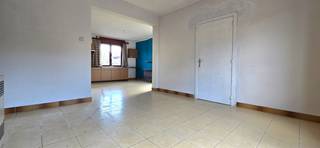 Voor een afspraak bel Kim 0473 72 33 62.<br /><br />EXCLUSIEF !<br />Woning HOB met 2 aparte huisnummers en 2 aparte adressen, namelijk Larenstraat 50 en Hoogveldstraat 1.<br /><br />Deze woning ligt op 3 minuutjes rijden van het centrum van Lummen met zijn dokters, apothekers, supermarkten, horeca, postkantoor, kleuter, -lagere, -en middelbare school, het bussenknooppunt en alles wat het leven gemakkelijk en aangenaam maakt.<br />Verder heb je op wandelafstand de plaatselijke bibliotheek en sportcentrum de "Vijfsprong" waar je kan zwemmen, tennissen, padellen, joggen op de Finse piste, volleybal, basket, judo...<br />Aan de sporthal de "Vijfsprong" kan je gezellig iets drinken in de cafetaria of op terras en de kleintjes kunnen veilig spelen op de speeltuin.<br /> <br />De woning is gelegen in het gehucht "Laren", omgeven door natuurgebied waar je rustig kan wandelen of fietsen.<br />De woning ligt op 2 minuutjes rijden van de op -en afritten E313/E314.<br /><br />Indeling:<br />Gelijkvloers (Hoogveldstraat 1)<br />Hier heb je de ingang langs de achterkant waar je binnenkomt via de inkomhal. Van daaruit kom je in de living met open keuken.<br />Verder heb je op de gelijkvloers de nachthal, 2 slaapkamers, de berging en een badkamer met douche.<br /><br />Verdiep (Larenstraat 50)<br />Via de inkomhal aan de voorkant heb je een trap die je naar de tweede wooneenheid leidt. Daar heb je 2 slaapkamers, de badkamer met ligbad, de leefruimte en een keuken.<br />Op deze verdieping is nog een vaste trap naar de zolder waar je nog een extra kamer kan inrichten.<br /><br />Asbestveilig<br />EPC label D<br />Centrale verwarming op aardgas<br />Ramen hout en dubbel glas<br /><br />Alle documenten zijn te raadplegen op onze website www.immobennysimons.be <br />