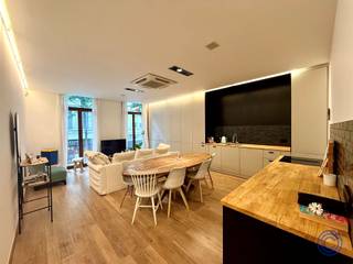 <p><span>Informatie appartement</span></p><p><span>Ontdek dit stijlvol en instapklaar appartement van ca. 90m² met gezellig terras op de eerste verdieping van een verzorgd gebouw, midden in het bruisende hart van Antwerpen! De ruime leefruimte op lichte parket van ca. 40m² straalt comfort en stijl uit, met een gezellige TV-hoek, een lichtrijk eetgedeelte en een open, volledig uitgeruste keuken. Deze laatste beschikt over een koelkast, aparte diepvriezer, afwasmachine, kookvuur met ingebouwd afzuigsysteem, kookeiland tegen de muur en meer dan voldoende opbergruimte ideaal voor kookliefhebbers! Achteraan vind je twee ruime en rustige slaapkamers. De moderne badkamer is voorzien van een inloopdouche, een stijlvol lavabomeubel en een handige handdoekdroger. Verder is er ook een apart toilet. En dan is er nog het zalige terras van ca. 8m² een perfect plekje om te ontspannen met een koffie of een goed boek, omringd door de stadse sfeer van Sint-Andries. Je woont hier in een levendige buurt met tal van leuke winkels, gezellige restaurants en culturele hotspots op wandelafstand. De ideale thuis voor wie houdt van het stadsleven in al zijn charme</span></p><p><span> </span></p><p><span>Indeling</span></p><ul><li><span>Ruime leefruimte op parket met veel lichtinval dankzij de grote ramen en voorzien van ingemaakte kasten. </span></li><li><span>Open keuken voorzien van inductiekookvuur, dampkap, oven, ijskast met aparte diepvries. Nieuw geïnstalleerd in 2023.</span></li><li><span>Slaapkamer 1 op parket met toegang tot het terras en voorzien van inbouwkasten.</span></li><li><span>Slaapkamer 2 op parket, voorzien van inbouwkasten en gelegen aan de achterzijde van het gebouw.</span></li><li><span>Badkamer gerenoveerd in 2023 bestaande uit inloopdouche, lavabomeubel en handdoekdroger.</span></li><li><span>Aparte toilet met lavabo.</span></li><li><span>Leuk terras van ca. 8m².</span></li></ul><p><span> </span></p><p><span>Extra's</span></p><ul><li><span>Parketvloeren in notelaar.</span></li><li><span>Dubbele beglazing.</span></li><li><span>Airco/ verwarming via elektriciteit.</span></li><li><span>Aansluiting wasmachine in badkamer.</span></li></ul><p><span> </span></p><p><span>Algemene informatie</span></p><ul><li><span>Huurprijs 1.350 EUR/maand </span></li><li><span>Beschikbaarheid: 01/09/2026.</span></li></ul><ul><li><span>Algemene kosten: 50 EUR/maand: elektriciteit gemene delen, algemene kosten, beheer en verzekering.</span></li><li><span>Verbruik: aparte meters voor elektriciteit en water.</span></li><li><span>Huurwaarborg: 3 maanden.</span></li></ul><p><span> </span></p><ul><li><span>Opmaak intredende plaatsbeschrijving: 200 EUR excl. btw. </span></li><li><span>Verplicht af te sluiten huurdersaansprakelijkheidsverzekering.</span></li></ul><p><span> </span></p><p><span>Gebouw</span></p><ul><li><span>Verzorgd gebouw met op het gelijkvloers kantoren en op overige verdiepingen meerdere appartementen. </span></li><li><span>Gebouw in zeer goede staat. </span></li><li><span>Geen lift.</span></li><li><span>Parlofoon aanwezig.</span></li></ul><p><span> </span></p><p><span>Ligging</span></p><ul><li><span>Centraal gelegen in de gezellige Sint-Andrieswijk tussen het Historisch Stadscentrum en Zuid!</span></li></ul><ul><li><span>Op wandelafstand van de Groenplaats, de Meir en talrijke andere winkel-straten</span></li><li><span>Openbaar vervoer en velo stations op wandelafstand.</span></li><li><span>Mobiscore: 9,4/10!</span></li></ul><p><span> </span></p><p><span>*De informatie in deze prospect is ter informatieve titel: de kandidaat-huurders moeten hun eigen zaak maken van het verkrijgen, controleren en interpreteren van deze informatie.</span></p><p><span> </span></p>