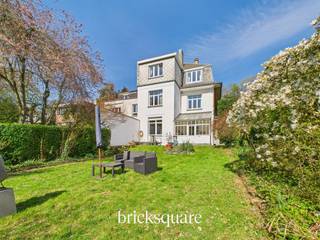 ANDERLECHT - Schitterend tuinniveau tegenover Parc AstridOntdek dit lichte appartement van 121 m², gelegen aan de Avenue du Roi Soldat tegenover het Parc Astrid, dicht bij alle voorzieningen (Ring, openbaar vervoer, winkels, scholen). Je zult gecharmeerd zijn van de mooie architectuur en het cachet van het gebouw, de royale ruimtes - met name de hoge plafonds -, de goede staat van onderhoud en vooral de grote privétuin op het zuiden. Dit appartement ligt op het tuinniveau van een klein, goed onderhouden gebouw met 3 eenheden en bestaat uit een dag- en nachthal, een garderobe, een toilet, een ruime, lichte woonkamer, een aparte, volledig uitgeruste keuken, een veranda, twee slaapkamers en een badkamer. Er is een beveiligde kelder op de begane grond. Individuele condensatieketel op gas uit 2019, ramen met dubbele beglazing, niet-conforme elektriciteit, intercom, lift.De flat wordt momenteel verhuurd tegen een maandelijkse huur van €1.279. Vraagprijs: € 355.000Optie: een afgesloten garage (+ €28.000) op de begane grondBeschikbaarheid overeen te komen.Neem voor meer informatie contact op met BrickSquare op 02/315.25.13