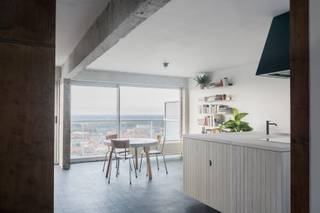 KIJKDAGEN op 18/20 juni <br /><br />20 juni VOLZET<br /><br />Open architectenwoning door JV op 22ste verdiep met fantastisch zicht nabij groenevalleipark en centrum Gent…<br /><br />Voor meer informatie, mail naar mathieu@kaaivastgoed.be of bel +32 478 40 44 60<br /><br />In 2019 werd dit ruimer één slaapkamerappartement hertekend naar een open vloerplan. Daarbij nam JV alle bestaande scheidingswanden weg en werd het appartement van A tot Z volledig gestript en structureel aangepakt. Het resultaat is een open plan met drie geometrische elementen op maat gemaakt door atelierdehaene; een kookeiland, een bedalkove en afgesloten badkamer. Hierbij werd de oorspronkelijke betonstructuur zichtbaar. Dankzij de openheid en de beglazing over de volledige lengte van het appartement geniet je als bewoner van een uitzonderlijk ruimtelijk gevoel. Het appartement beschikt tevens over een kelderberging.<br /><br />Gelegen aan het park, carrefour, lidl, op wandelafstand van Gent centrum en met een directe verbinding naar het station. <br /><br />De vermelde prijs is een vanafprijs. Elk bod wordt individueel beoordeeld door de verkoper.<br />