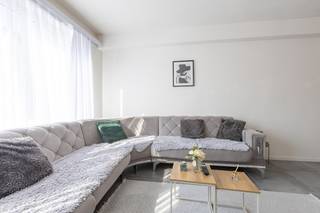 Ontdek dit<strong> lichtrijke appartement</strong>, perfect voor zowel <strong>eigen bewoning als investering</strong>. Het appartement beschikt over <strong>twee ruime slaapkamers</strong> en <strong>een ruim terras aan de achterzijde</strong>, ideaal om te ontspannen.<br /><br /><strong>De open keuken</strong> is volledig uitgerust en vormt samen met de leefruimte een aangename, open woonomgeving. De badkamer is voorzien van een stijlvol l<strong>avabomeubel en een inloopdouche</strong>. Daarnaast is er een <strong>apart toilet.</strong><br /><br />Extra troeven zijn de <strong>conforme elektrische installatie</strong> en een <strong>gunstige EPC-score (B)</strong>, wat zorgt voor een energiezuinig en comfortabel verblijf. Dit appartement werd tot nu toe gebruikt als <strong>vakantieverhuur, maar is ook perfect geschikt als vaste woonst.</strong><br /><br />Bovendien wordt het appartement volledig <strong>gemeubeld verkocht</strong>, waardoor het meteen <strong>instapklaar</strong> is. Er is een <strong>privatieve kelder</strong> en een <strong>gemeenschappelijke fietsenberging</strong> aanwezig. <br /><br />Op heden is het appartement op jaarbasis verhuurd met een mooi rendement (1050 euro per maand).. 