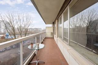 Dit te koop aangeboden appartement te Borgerhout is gelegen op de 3de verdieping en beschikt over volgende indeling:<br /><br />- Inkomhal met ingebouwde kast <br />- Badkamer met douche en lavabo.<br />- Apart toilet<br />- Woonkamer met veel natuurlijke lichtinval en toegang tot beide terrassen<br />- Slaapkamer met ingebouwde kast <br />- Keuken met ingebouwde koelkast en oven<br />- Zeer ruim terras met zicht op het Rivierenhof<br />- Tweede terras <br />- Kelder (5 m²)<br /><br />Troeven van dit te koop aangeboden hoekappartement:<br />- Goed onderhouden en professioneel beheerd gebouw met ondergronds afvalpark<br />- Centrale en goed bereikbare ligging in Borgerhout<br />- Op loopafstand bevinden zich het sfeervolle Rivierenhof, diverse winkels, het openbaar vervoer, scholen, en meer ...<br />- Ruime terrassen<br />- Hoek appartement, waardoor er zeer veel lichtinval is<br />- Ideaal voor starters<br /><br />Tot slot heeft dit appartement te koop in Borgerhout een gunstig EPC score C!<br /><br />EPC Turnhoutsebaan 455 bus 0302 : 210 kWh / (m² jaar)<br /><br />Ben jij geïnteresseerd in dit vastgoed te koop in Borgerhout? Aarzel dan niet om ons te contacteren. Het Dewaele vastgoedkantoor van Deurne aan de Turnhoutsebaan staat graag tot uw dienst.<br />Had u graag een gratis schatting van uw eigendom? bel ons voor een vrijblijvend gesprek op 03/666.66.66 of mail naar deurne@dewaele.com<br /><br />stedenbouwkundige inlichting : in aanvraag<br /><br />Bestuursmaatregelen in het maatregelenregister: nee