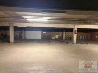 Gemakkelijk bereikbare ondergrondse autostaanplaats in residentie Santhooft C. De parking is ruim, veilig en ideaal gelegen, waardoor...