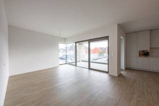 <p>Residentie Bo’rive bestaat uit moderne assistentiewoningen, voorzien van alle comfort.<span> </span><span>In uw assistentiewoning geniet u van de rust, het zicht op een groot toekomstig groen park en de openheid van het water. Stapt u de deur uit, dan hoeft u niet ver te gaan. Hier vindt u alles wat u nodig hebt op wandel- of fietsafstand.</span><br /><br /><strong>INDELING</strong><br />U betreedt de assistentiewoning via de hal die toegang geeft tot het gastentoilet en praktische berging.<br />Gevolgd door ruime 2 slaapkamers.<br />Een badkamer met inloopdouche, lavabo en toilet.<br />Een lichtrijke woonruimte met open keuken.<br />Een ruim terras met zicht op het binnenplein.<br /><br /><strong>BIJZONDERHEDEN<br /></strong>- Mogelijkheid aankoop van ondergrondse parking en berging<br />- Fiscaalvriendelijke investering: 12% BTW ipv 21%<br />- Syndicus: € 4,5 / dag en services: € 6,63 / dag<br /><br /><strong>POSITIEVE ASPECTEN</strong><br />- Unieke ligging: bij het water en in een groene omgeving<br />- Moderne BEN-(assistentie)woningen<br />- Comfort- en zorgdiensten op maat<br />- Vlot bereikbaar met openbaar vervoer en wagen<br />- Verschillende winkels en wekelijkse markt vlakbij<br />- Centraal gelegen tussen Antwerpen en Brussel<br /><br /></p>