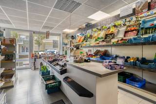 Op zoek naar een handelsruimte met een ruime, instapklare woning en tal van mogelijkheden? Deze commercieel gelegen eigendom bevindt zich op een perceel van 895 m² met een totale nuttige oppervlakte van maar liefst 466 m² (BVO). De indeling op het gelijkvloers omvat een handelsruimte van 65 m² (BVO) met links een ruim magazijn. Aansluitend op de winkel bevindt zich de woning (242 m² BVO), voorzien van een apart bureel, ruime keuken en lichtrijke zithoek, die overloopt in een aparte leefruimte met houtkachel en eetkamer. Deze ruimtes staan allemaal in verbinding met de aangelegde, zuidgerichte tuin met terras. Op de eerste verdieping vinden we vier slaapkamers, een badkamer met bad en douche, een dressing én een sauna. De tweede verdieping beschikt over een afgewerkte en goed geïsoleerde zolder met vaste trap. Achteraan het perceel bevindt zich een dubbele carport en een extra garage. Bovendien biedt dit achterliggende gedeelte potentieel voor het bouwen van een extra woning (per mail afgetoetst bij stedenbouw) of ander gebouw. De eigendom geniet van een vlotte verbinding met de E17 (op 5 minuten) en ligt op slechts 6 km van het centrum van Waregem. Ideaal voor wie op zoek is naar ruimte voor wonen, werken, opslag of commerciële activiteiten. Geen renovatieplicht! Contacteer Vastgoed Lietaer voor meer informatie of plan een bezoek via 055/500 007 of info@vastgoedlietaer.be. Enkel een schriftelijk bod aanvaard door de verkopers resulteert in enige verbintenis.<br />