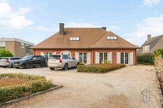 Te koop: kantoorgebouw/praktijk/horeca met ruime parking op toplocatie in Waregem. Strategisch goed gelegen nabij invalswegen. Op een...