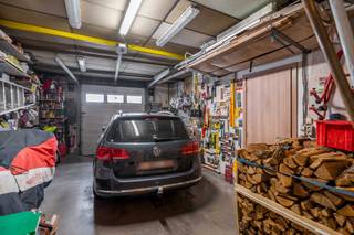 Ruime woning met grote garage tussen het historisch centrum en ’t Eilandje en juist nieuw dak.Kelder - Garage met sectionale automatische poort en...
