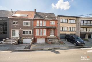 Gelegen in het centrum van Galmaarden, op wandelafstand van openbaar vervoer en winkels, vindt u deze verder te renoveren woning.
De woning beschikt over een ruime inkomhal, een lichtrijke woonkamer met eetplaats en open keuken, drie slaapkamers op de eerste verdieping (17,5 m², 17,5 m² en 9 m²) en een badkamer. De zolder is bereikbaar via een trektrap en biedt de mogelijkheid om ingericht te worden als extra slaapkamer.
Een extra troef is dat de woning volledig onderkelderd is, met onder meer een gedeeltelijke garage.
De muren zijn reeds gedeeltelijk geïsoleerd, er werd een nieuwe gascondensatieketel met hoog rendement geplaatst en de elektriciteitskast werd al vernieuwd.
Mis deze kans niet en maak van deze woning uw droomwoning!
De gegeven informatie en opgegeven oppervlaktes zijn louter indicatief en houden geen enkele juridische verbintenis in.