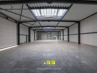 NIEUWBOUW BEDRIJFSHAL (470M²) OP 15A29CA TE MAASMECHELEN.KENMERKEN- 3 Automatische sectionaalpoorten (4,00m x 4,50m).- 3 Loopdeuren.- 1 Glazen...